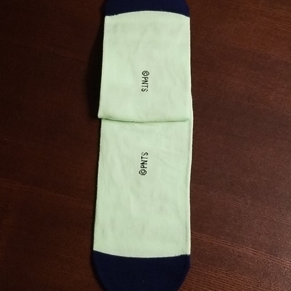 4 for $20 Peanuts Snoopy book smart socks - Picture 3 of 3